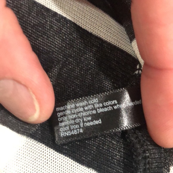 THE LIMITED BLK/WHITE STRIPED 1/2 BUTTONED SLEEVELESS BLOUSE SIZE M - Picture 5 of 9